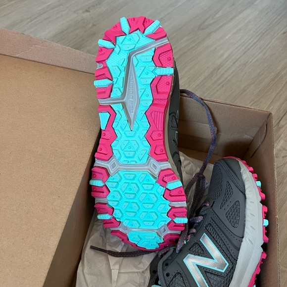 NIB!! New Balance Trail Running Shoes - Picture 3 of 3